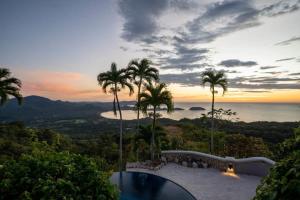 Beautiful House with Sweeping Ocean Views, Modern Design, and a Private Infinity Pool