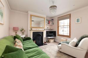 Chic Seaside Cottage with Sunny Garden and BBQ, Close to Beach and High Street