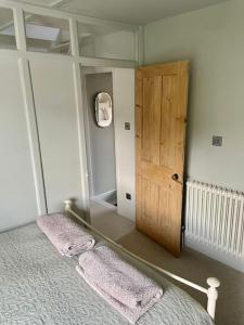 Chic Seaside Cottage with Sunny Garden and BBQ, Close to Beach and High Street