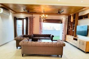 The Crown:The Pinnacle of Luxury