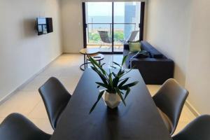 Apartament central with river views, pool and garage