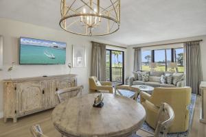 819 Harbour Point - Steel Magnolia on the Bay