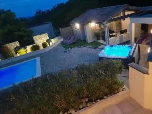 Chalet confortable à Lussas avec piscine et jacuzzi - Vesseaux