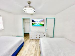 Family-Friendly Home With Heated Pool and Kayaks Villa