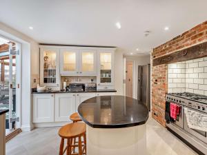 6 Bed in Rye 93953