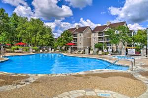 Inviting Condo with Pool Access, Near Branson Strip!