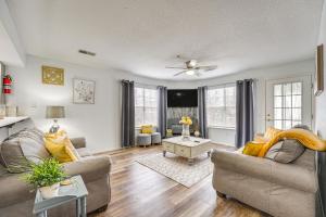 Inviting Condo with Pool Access, Near Branson Strip!