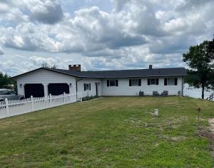 5BR Lakefront Getaway with hot tub