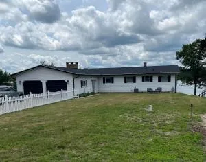 5BR Lakefront Getaway with hot tub - Tustin