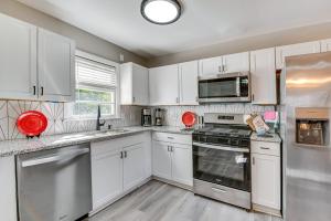 Pet-Friendly Mableton Home with Grill and Fire Pit!