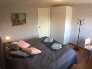 Dubbelrum med extrasäng på markplan i lugnt villaområde