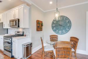 4 Mi to Moody Gardens Galveston Home with Grill