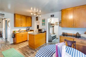 Blackberry Cottage with Yard Near Westport and Beach