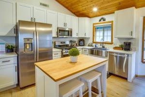 Big Bear Lake Retreat with Game Room 1 Mi to Slopes