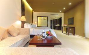 Olalani Resort & Condotel