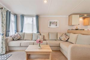 Luxury Modern Family Lodge with Pools, Linen & Activity Pass in Award-Winning Holiday Park