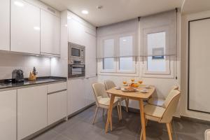 Modern Stay in La Latina for 3 - Vibrant Madrid Location Latina Toledo VII