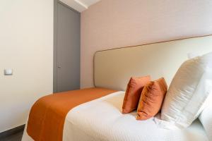 Authentic La Latina Getaway Just Steps from Madrid Iconic Rastro Latina Toledo X