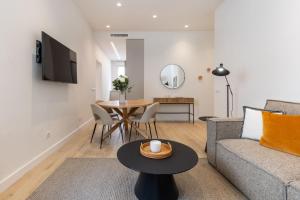 Trendy Malasaña Apartment for 4 Ideal Madrid Getaway, Madera II