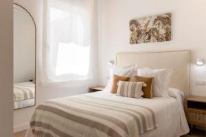 Trendy Malasaña Apartment for 4 Ideal Madrid Getaway, Madera II