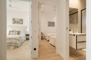 Trendy Malasaña Apartment for 4 Ideal Madrid Getaway, Madera II