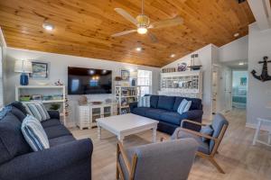 1 Min Walk to Beach and Private Heated Pool and Spa