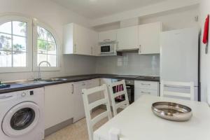 Coralejo Beach Villa Agua with Private Pool, BBQ & Fast Wifi by Amazzzing Travel