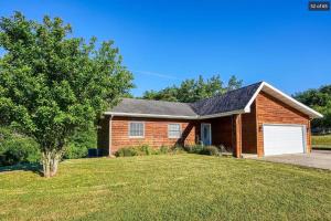 Hocking Hills Cedar Ranch Cabin w/relaxing Hot Tub