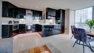 TALLEST BUILDING IN THE CITY CENTRE SLEEPS 5 incredible city mountain and Lagan views