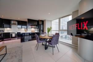 TALLEST BUILDING IN THE CITY CENTRE SLEEPS 5 incredible city mountain and Lagan views