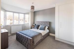 Luxury House 4 ensuite bedrooms, free parking ,wifi