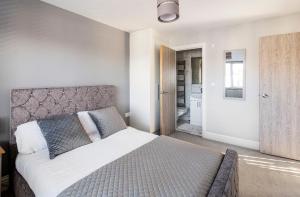 Luxury House 4 ensuite bedrooms, free parking ,wifi