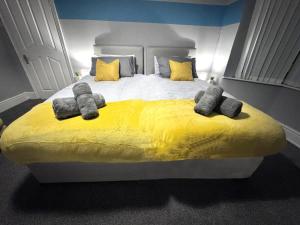 Salisbury - New 3br home, wifi, parking, sleeps 6, near Liverpool city centre