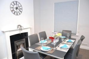 Salisbury - New 3br home, wifi, parking, sleeps 6, near Liverpool city centre