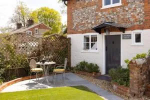 The Lavender Folly - Cosy Accommodation Alresford - Four Marks