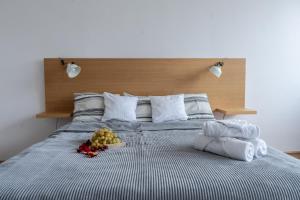 oompH UrbanVibe Centrum Stylish 2BR Hideaway