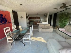 Costera, depa hasta 10 personas con vista al mar, alberca, terraza y aire acondicionado