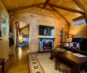 Disarmingly Cozy 1BR Cabin - Morganfield