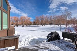 Lovely 2BR Near Skiing with Hot Tub Pool Access