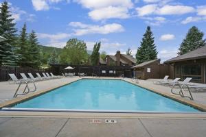 Lovely 2BR Near Skiing with Hot Tub Pool Access