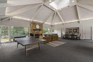 Lovely 2BR Near Skiing with Hot Tub Pool Access