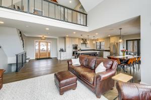 Mountain-View Home in Stoneham w Hot Yoga Studio!