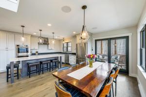 Mountain-View Home in Stoneham w Hot Yoga Studio!