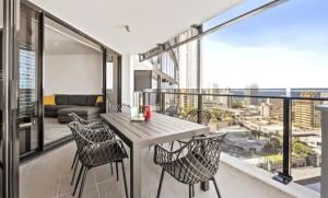 Circle on cavill 3 bedroom 2 bathroom ocean and river view