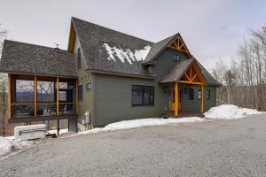 Mountain-View Home in Stoneham w Hot Yoga Studio!