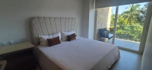 Amazing 2 bedroom condo in Golden Zone steps away from the ocean