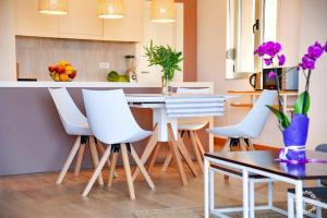 A1 2 beds 2 baths Lux Condo Pool Sea Views