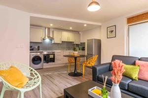 Modern Apartment, Free Parking & Monthly Savings