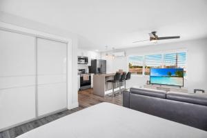 Waterfront Studio 1, Kayaks, Pool, Bay View, Wifi