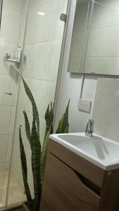 Apartaestudio lindo cómodo, cercano a todo, con portería y parqueadero cubierto gratis!!